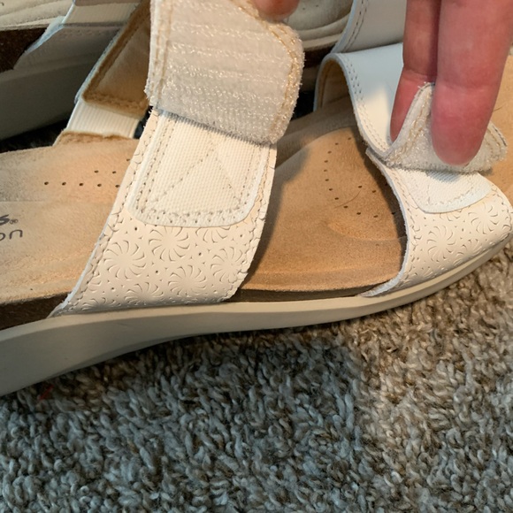 Clarks white slip on sandals size 8.5 adjustable strap comfort casual travel - Picture 6 of 8
